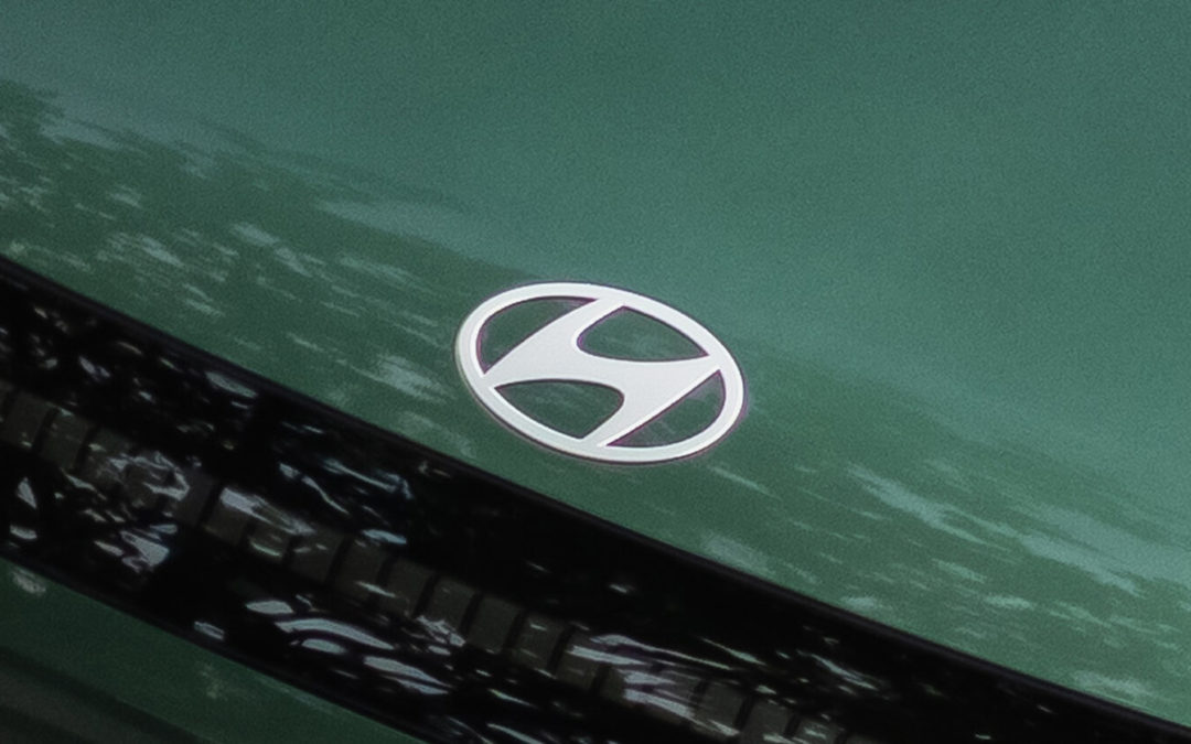 Hyundai logo på bil