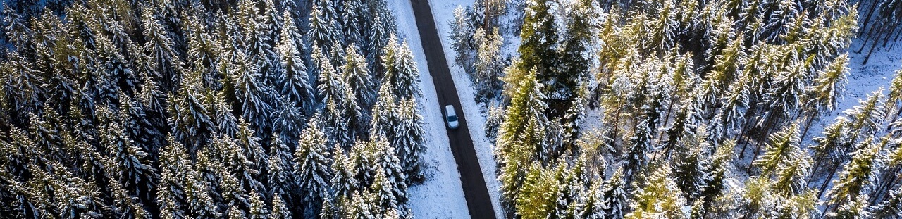 Vinterlandskab - bil på vej